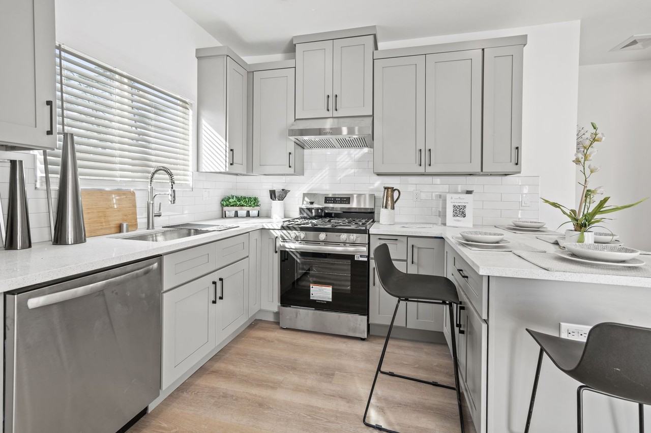 128 S Citrus Ave #A - Photo 2 of 26