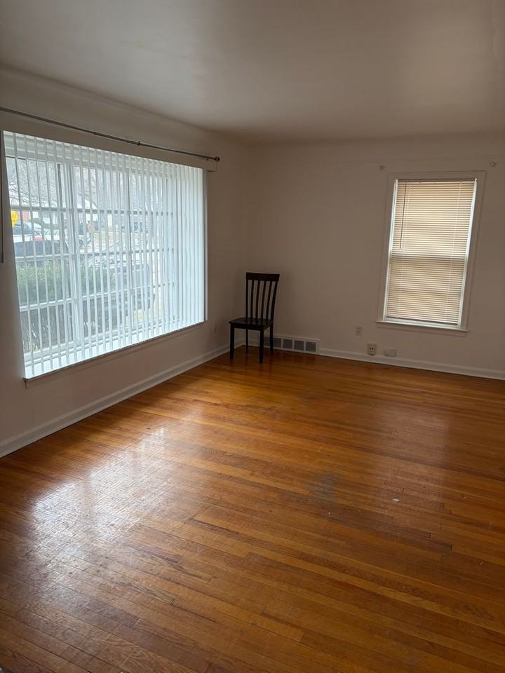 22531 Lyndon St - Photo 3 of 12