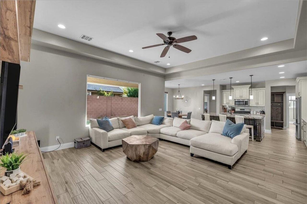 428 E Steeplechase Rd - Photo 3 of 25