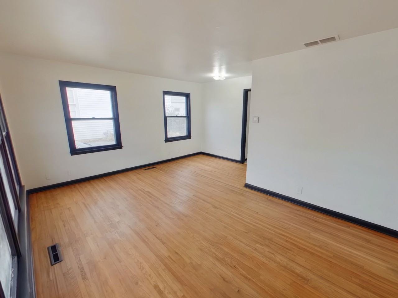 1842 N Chautauqua Ave - Photo 2 of 9