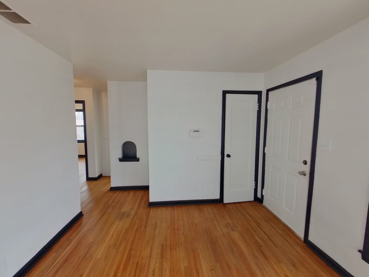 1842 N Chautauqua Ave - Photo 3 of 9