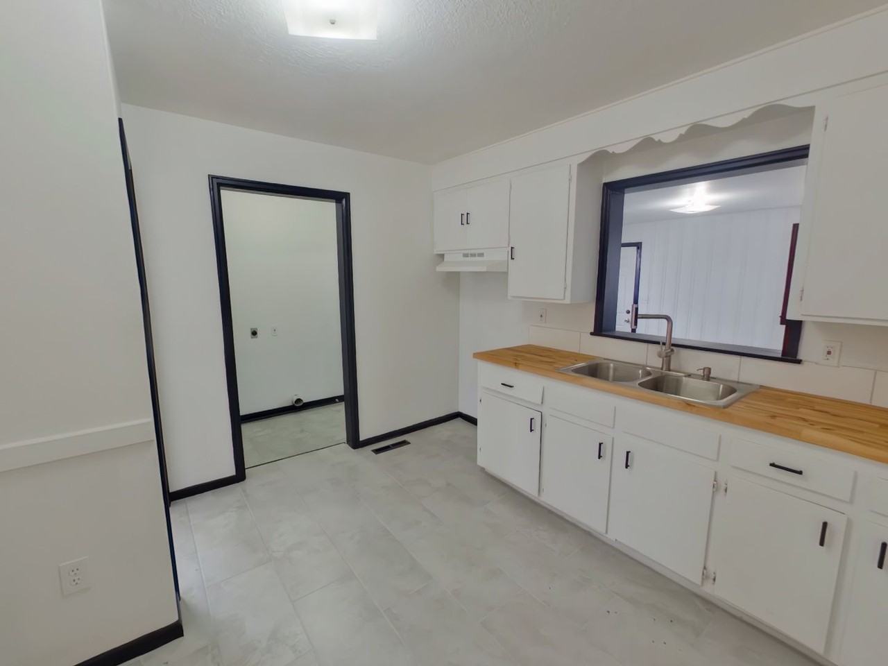 1842 N Chautauqua Ave - Photo 4 of 9