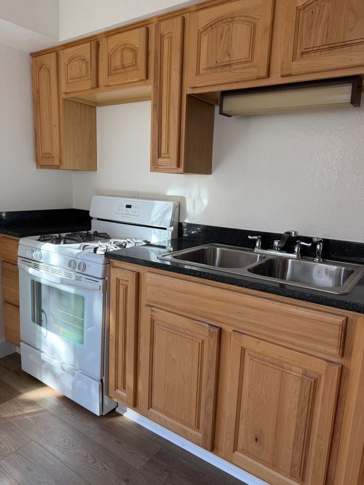 18849A Ridge Rd - Photo 7 of 17