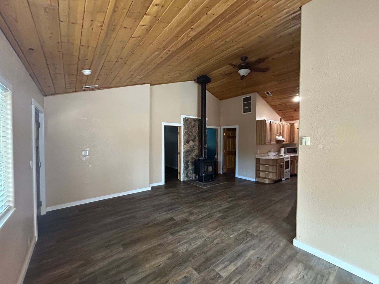 1094 Sonora Ave - Photo 3 of 12