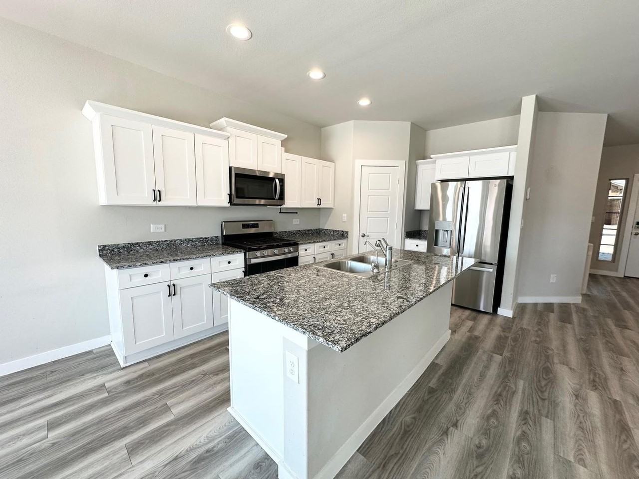 6215 Liam St - Photo 4 of 17