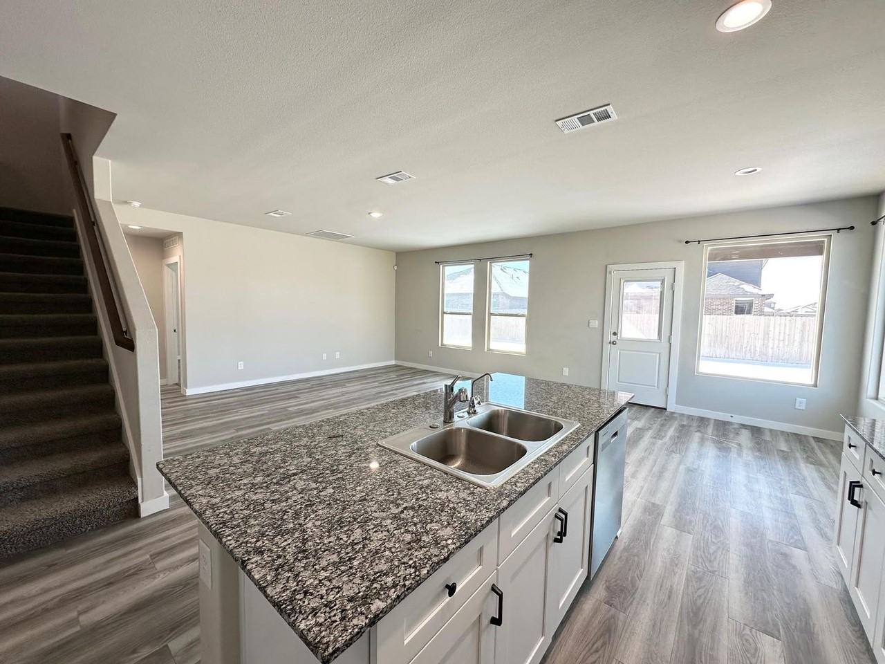 6215 Liam St - Photo 5 of 17