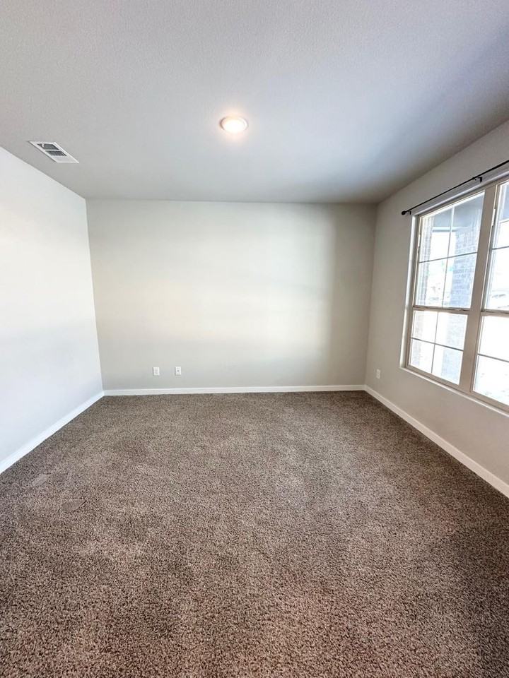 6215 Liam St - Photo 6 of 17