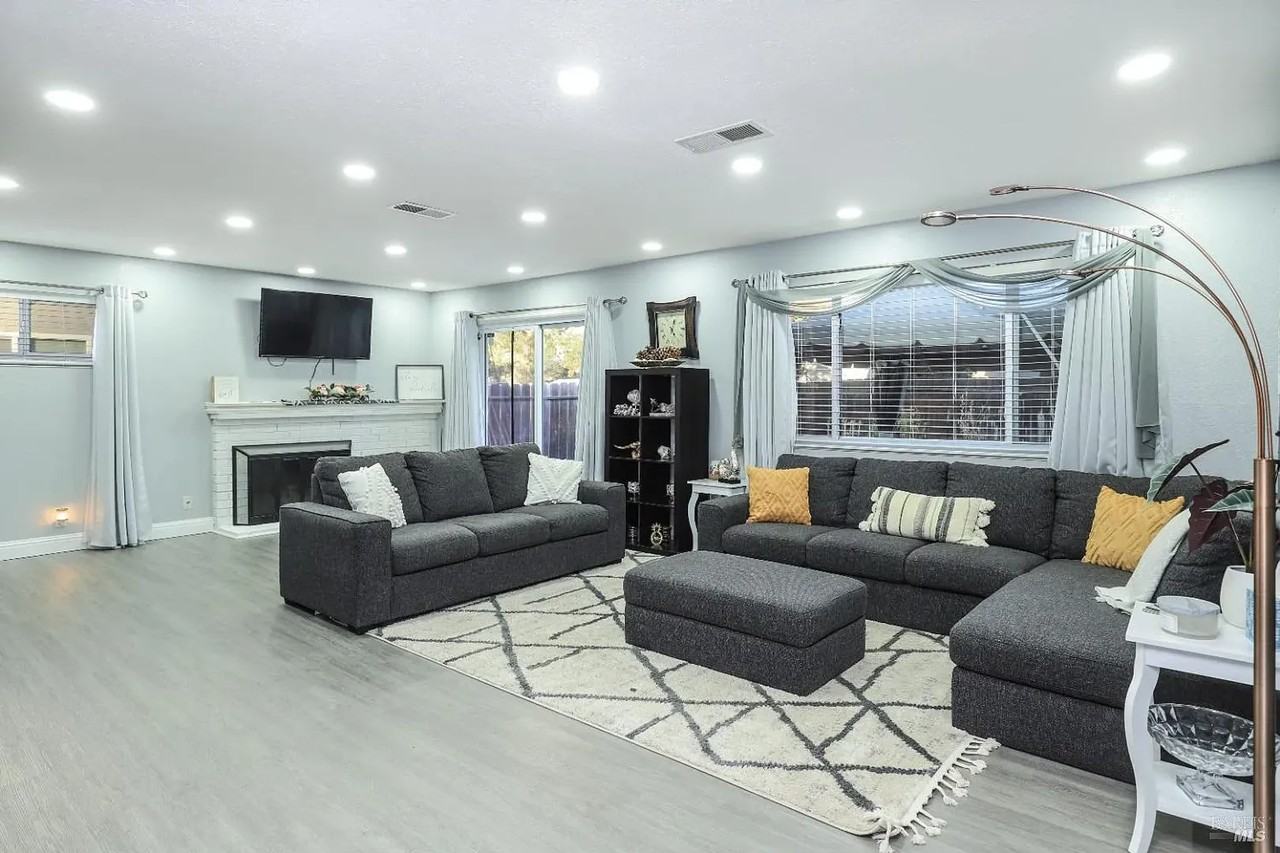 101 Clark Way - Photo 3 of 14