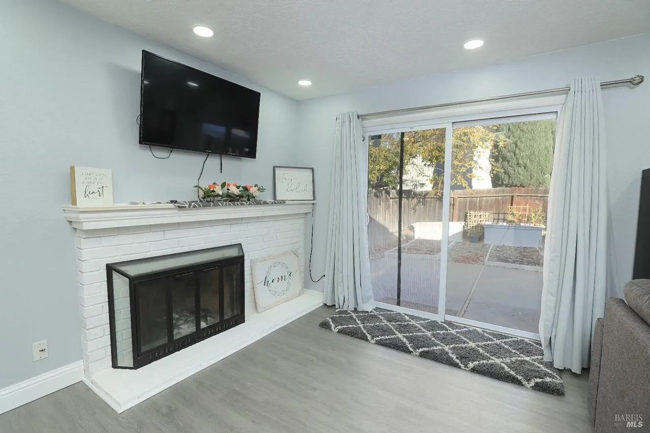 101 Clark Way - Photo 6 of 14