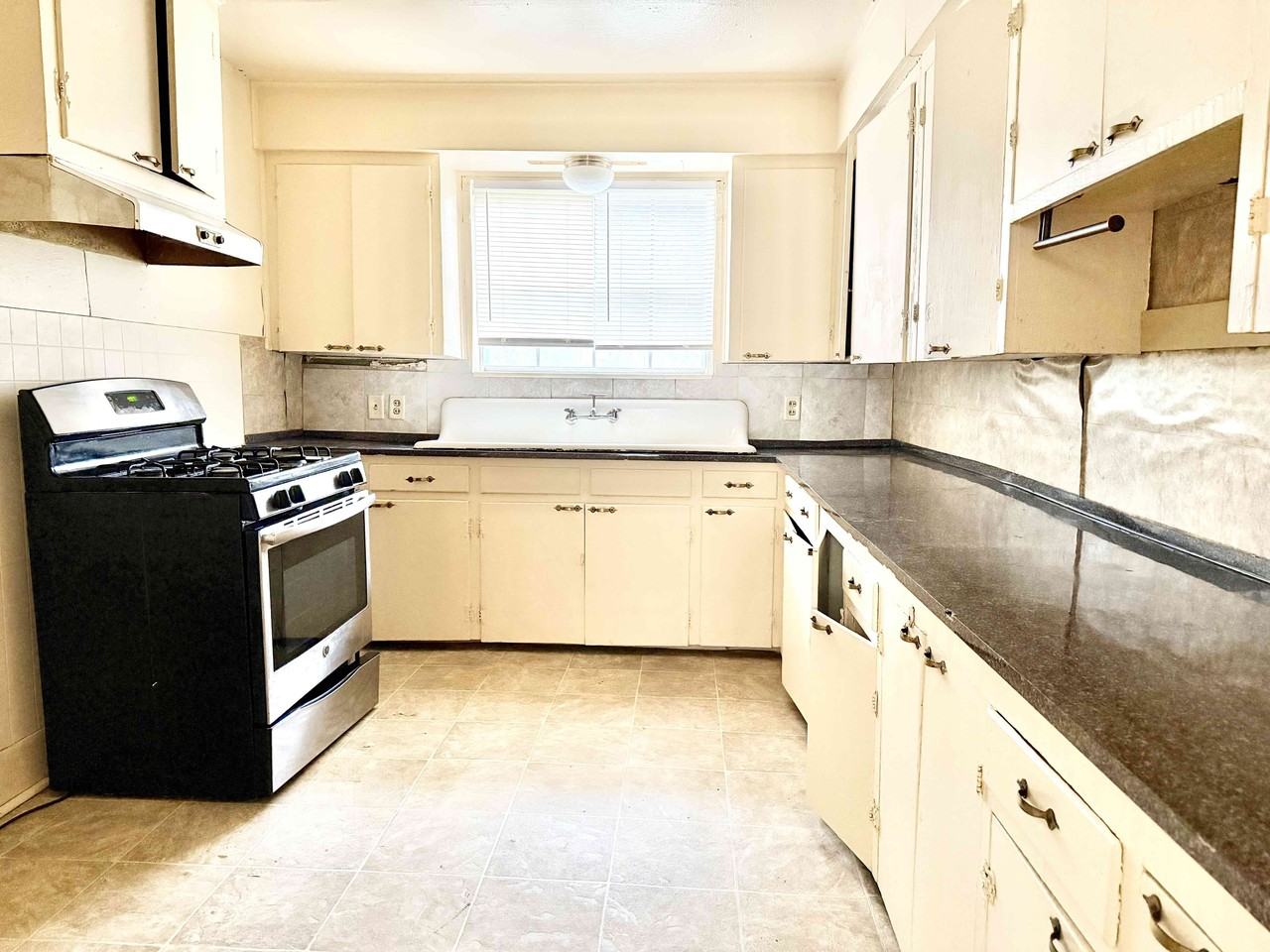 1203 S 18th St - Photo 3 of 12