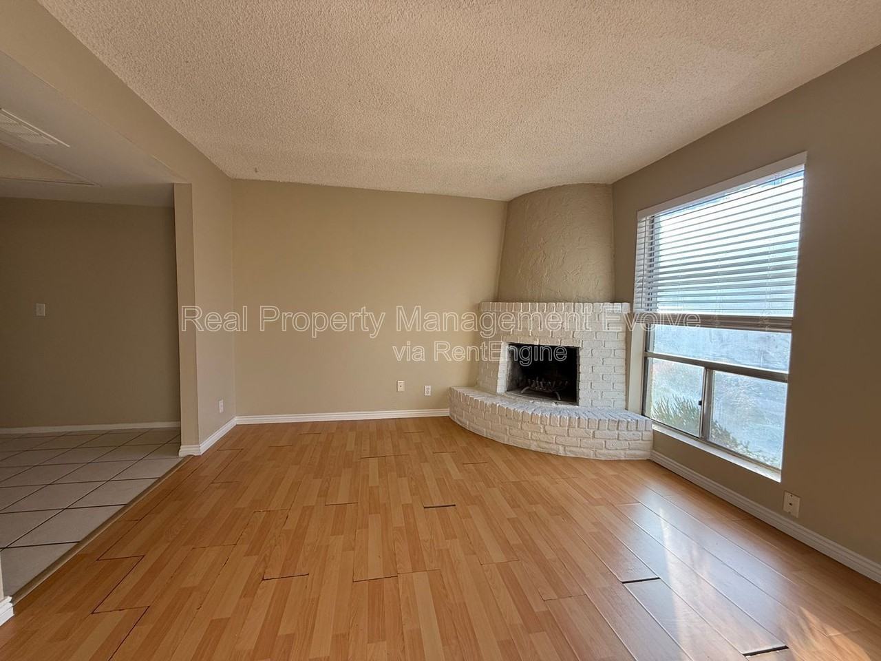 8010 E Oak St - Photo 4 of 14