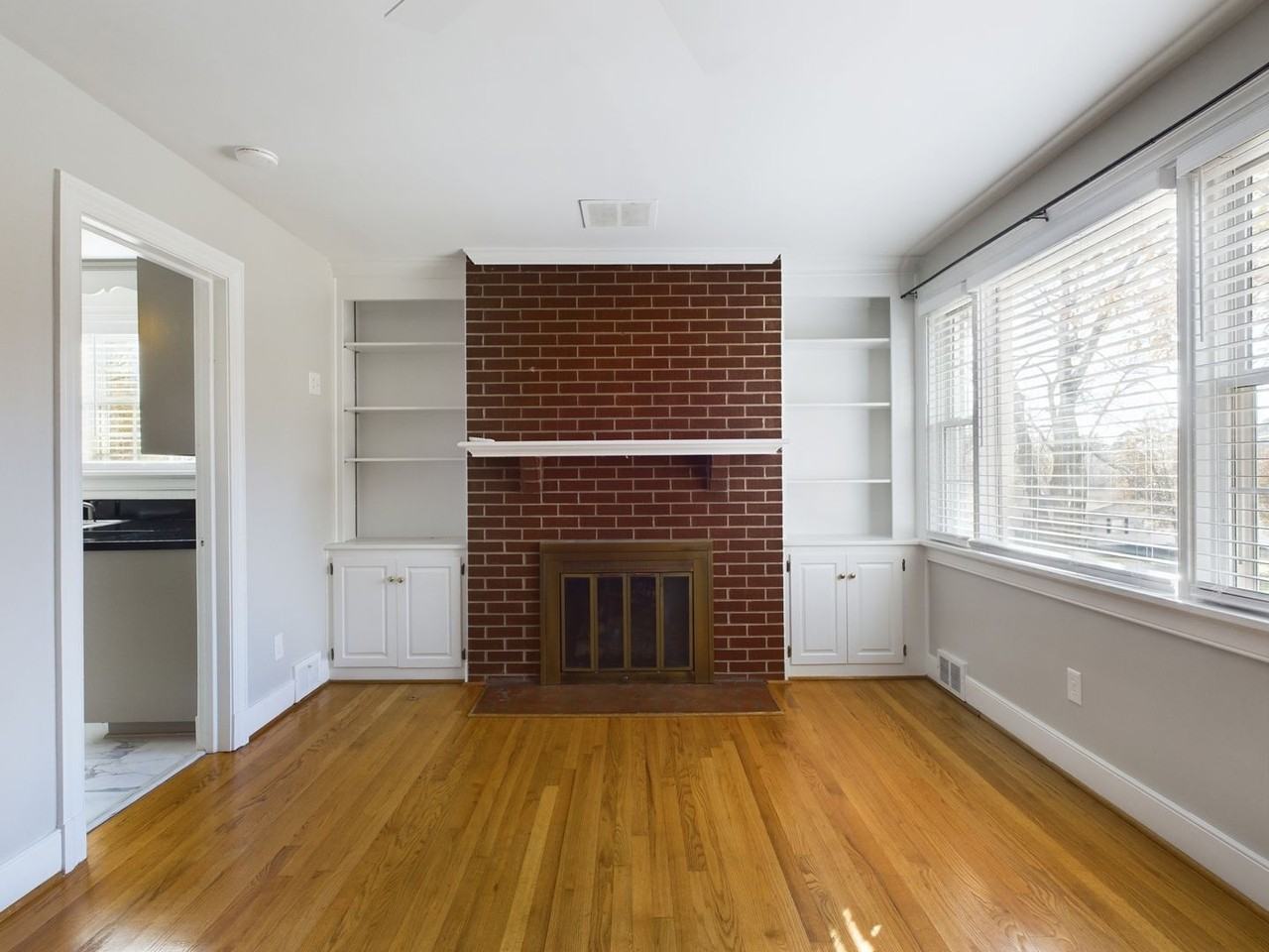 7505 Landsworth Ave - Photo 5 of 30