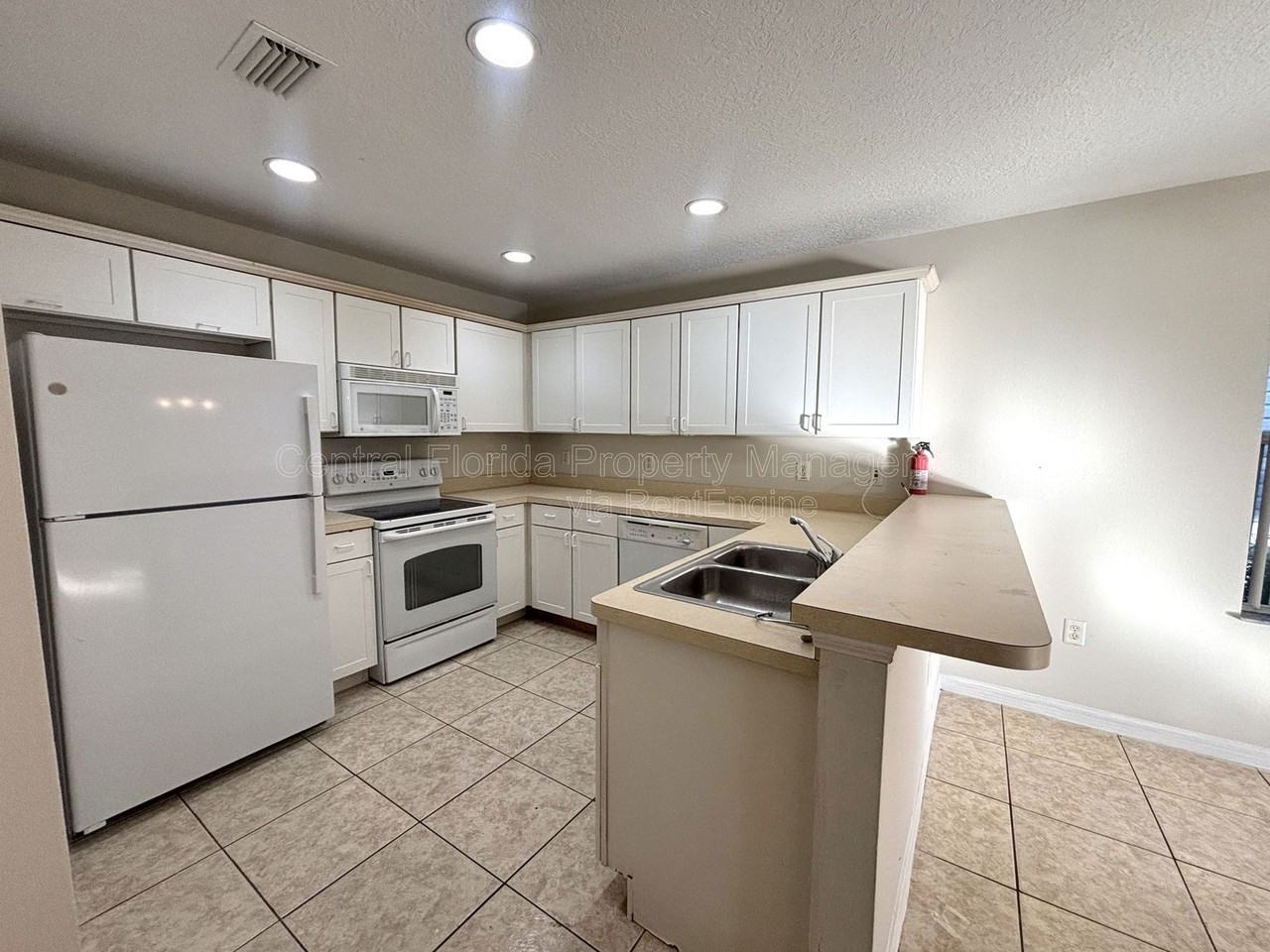 1064 Park Central Cir - Photo 4 of 16