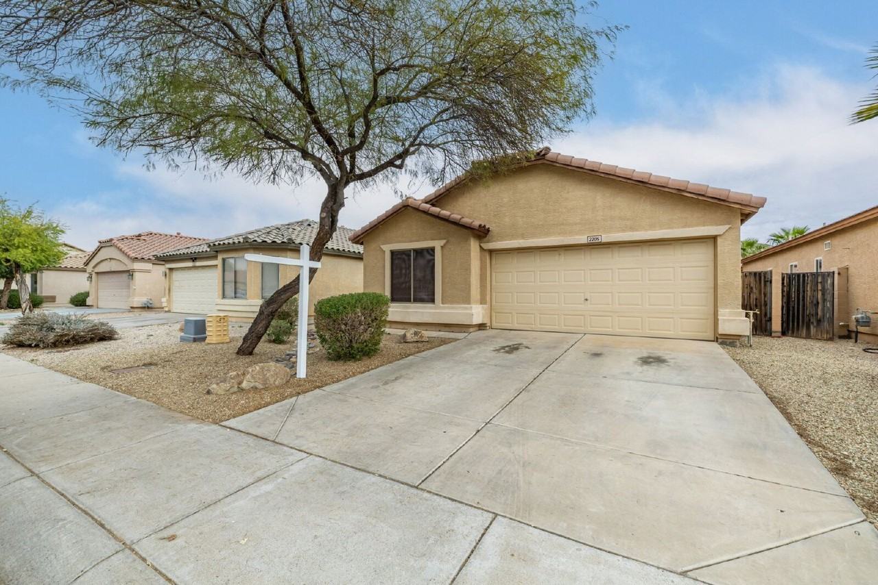 2205 N 109th Ave - Photo 3 of 27