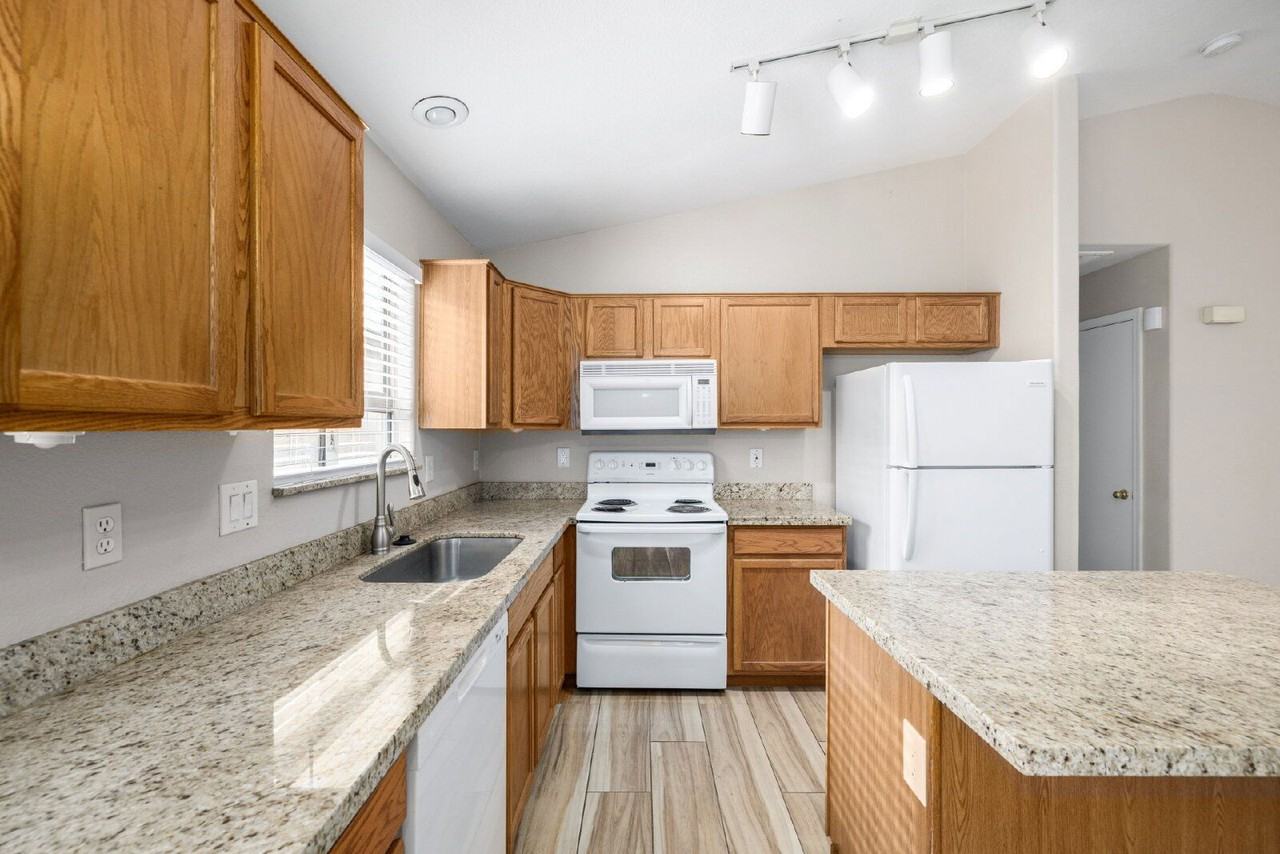 2205 N 109th Ave - Photo 7 of 27