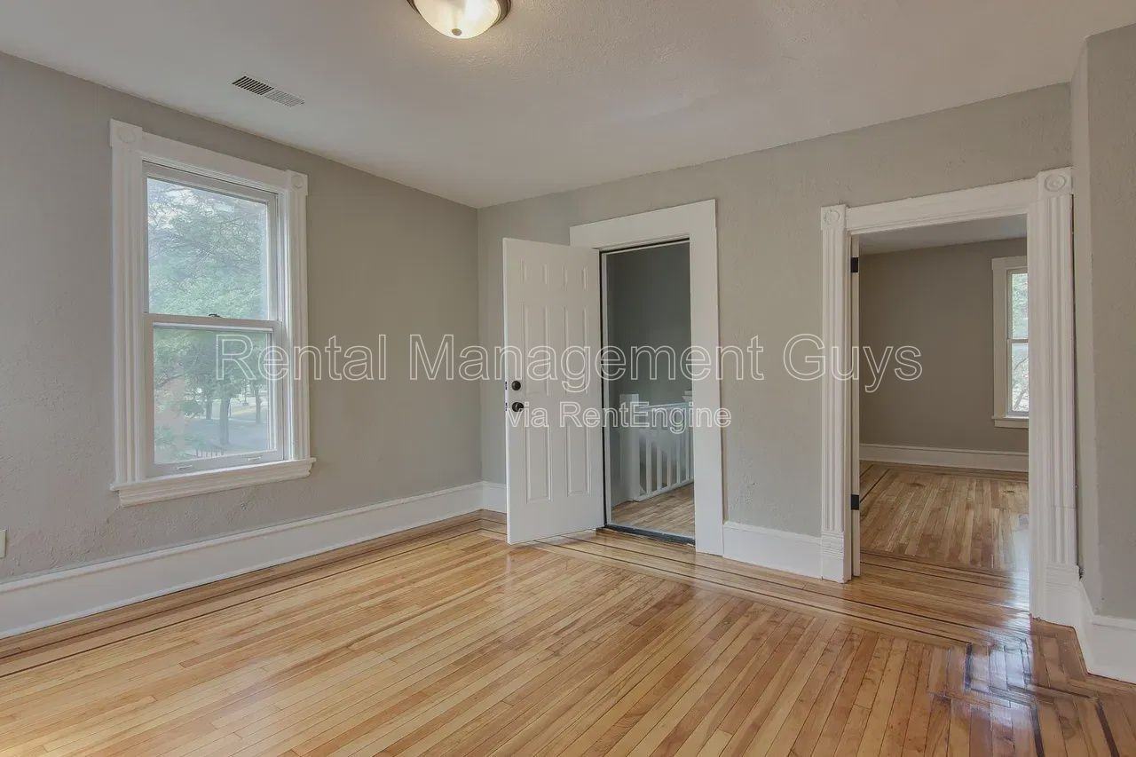 1500 Irving Ave N - Photo 2 of 21