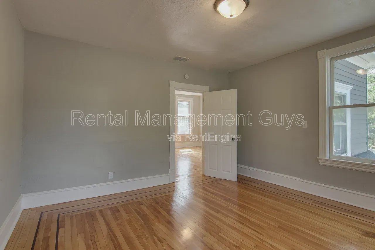 1500 Irving Ave N - Photo 3 of 21