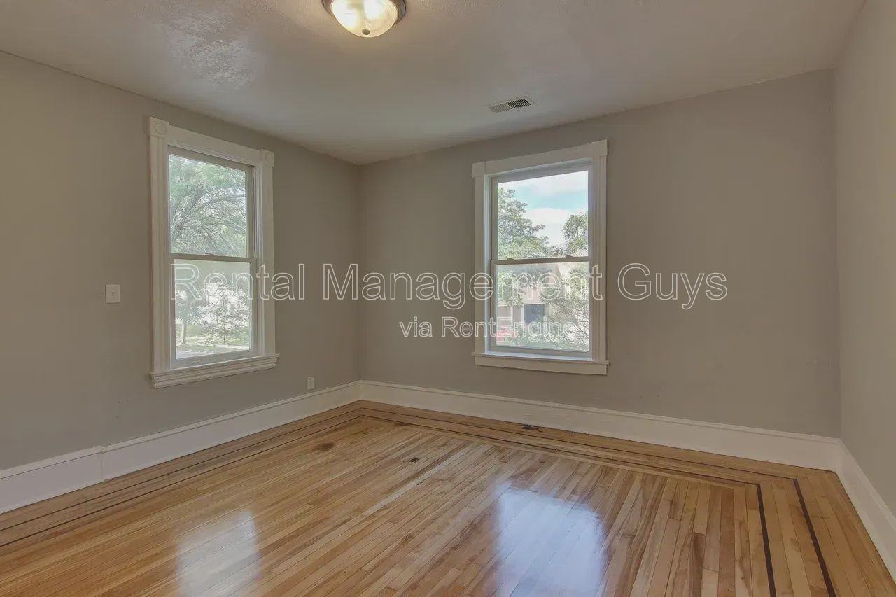 1500 Irving Ave N - Photo 4 of 21