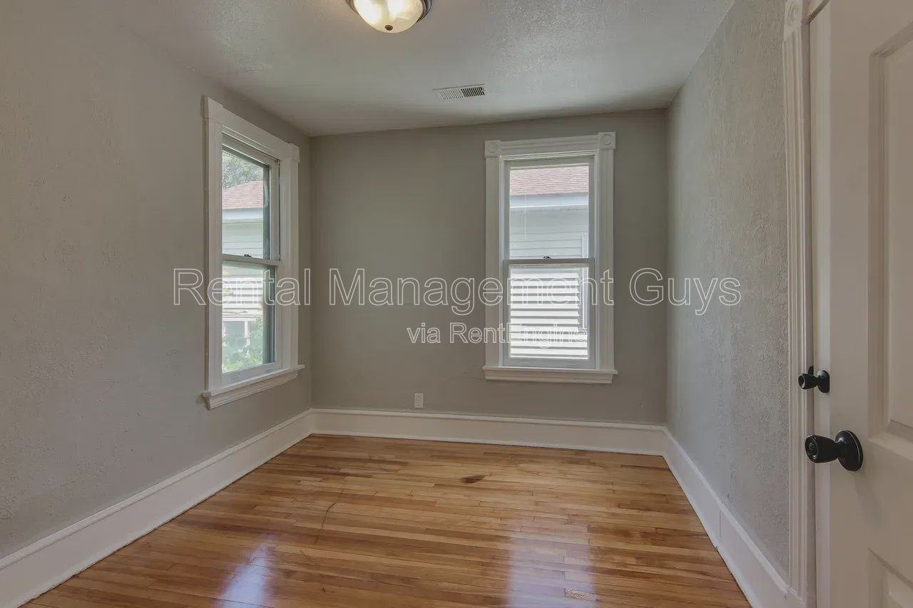 1500 Irving Ave N - Photo 5 of 21