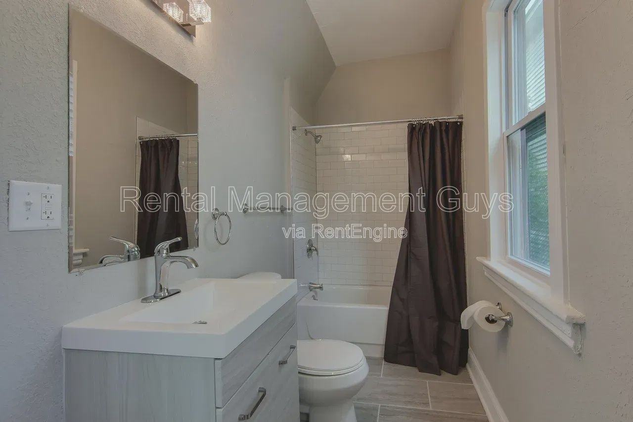 1500 Irving Ave N - Photo 6 of 21