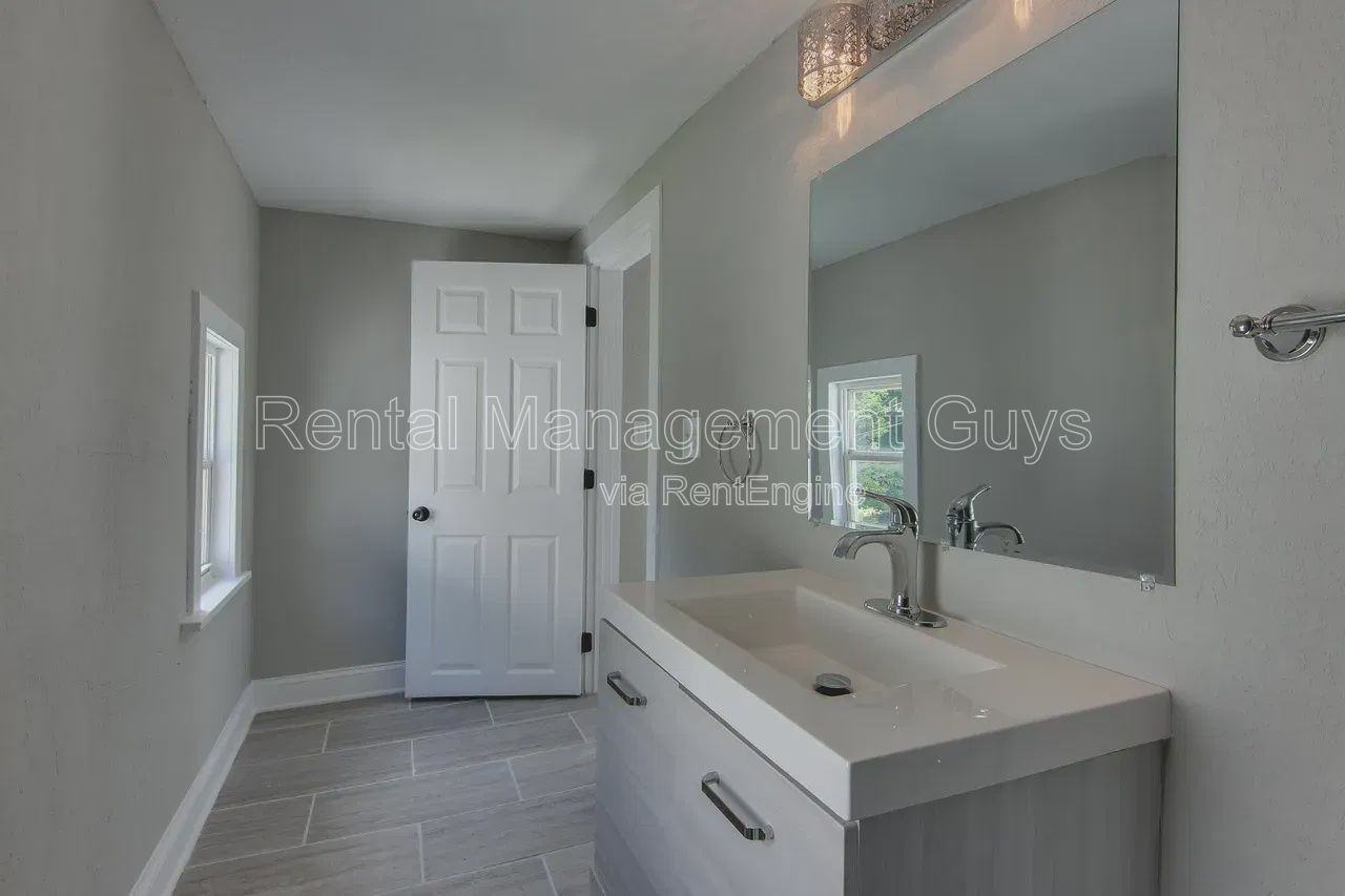 1500 Irving Ave N - Photo 7 of 21