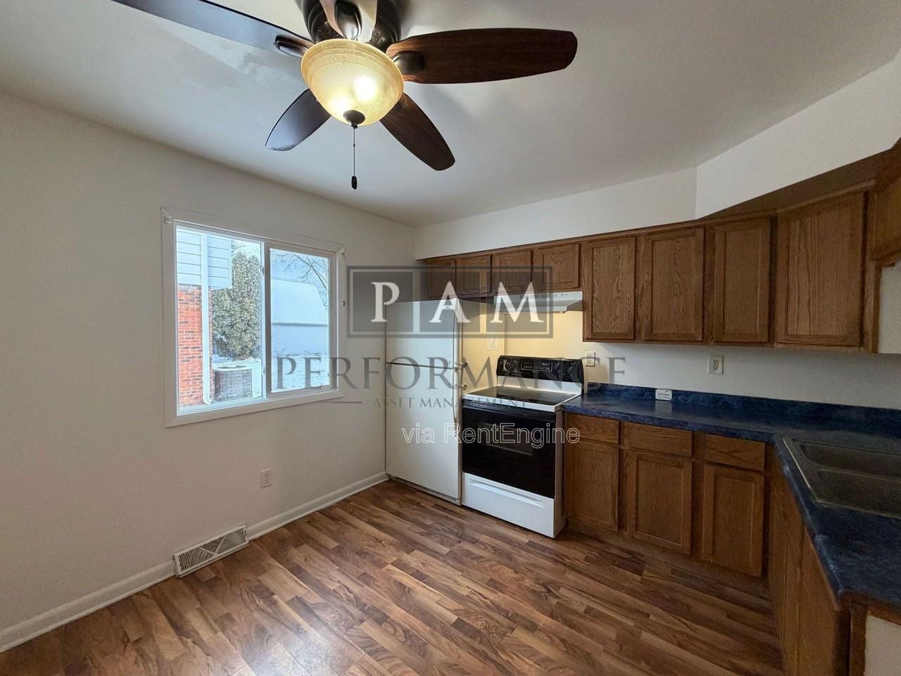 1827 Blake Ave - Photo 4 of 14