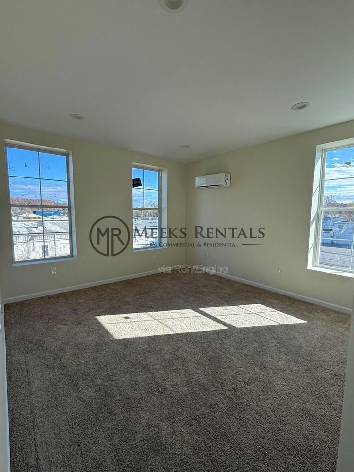 1033 Smith St #6 - Photo 2 of 6