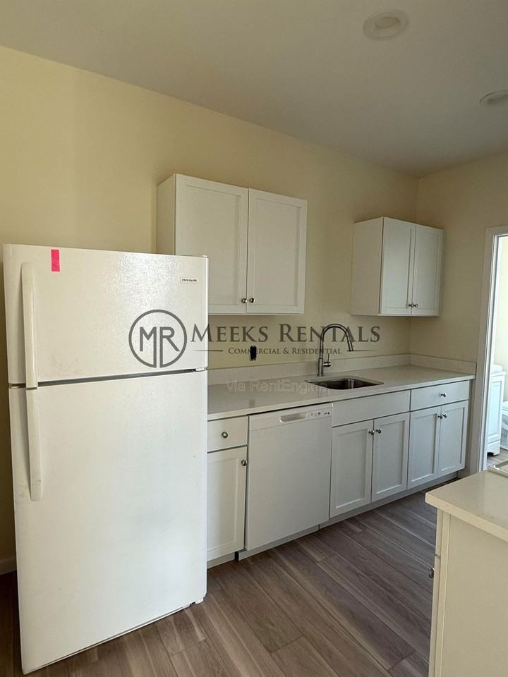 1033 Smith St #6 - Photo 3 of 6