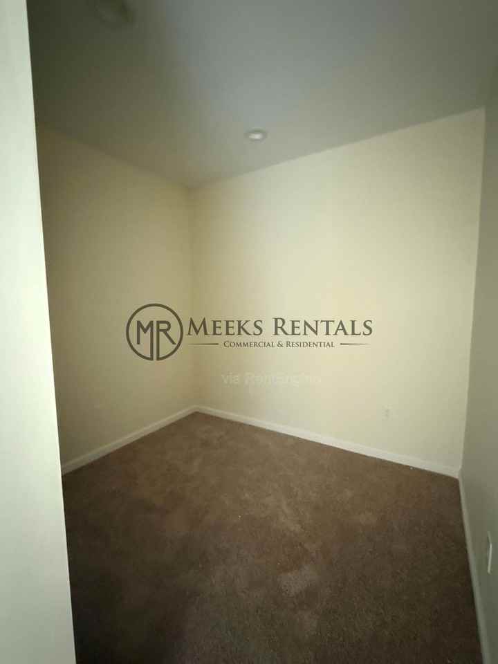 1033 Smith St #6 - Photo 4 of 6