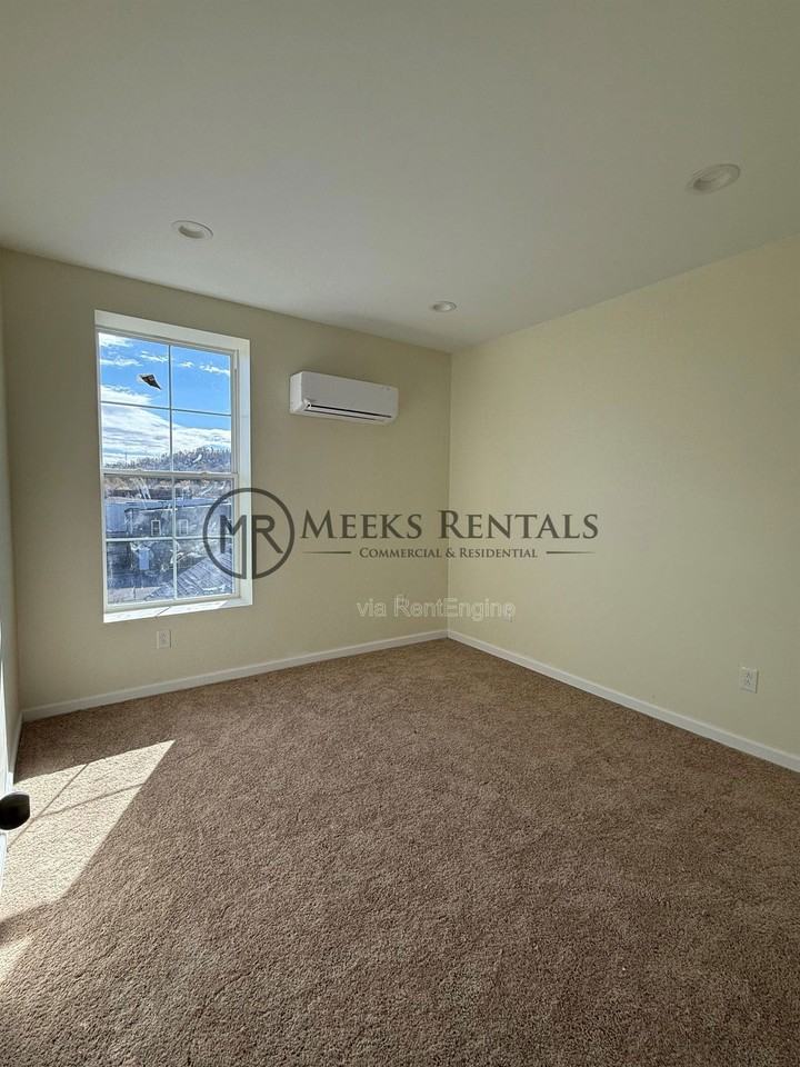 1033 Smith St #6 - Photo 5 of 6