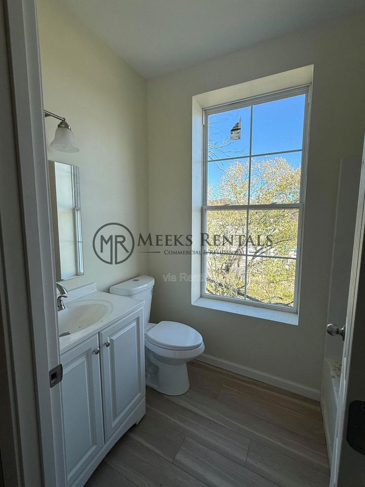 1033 Smith St #6 - Photo 6 of 6