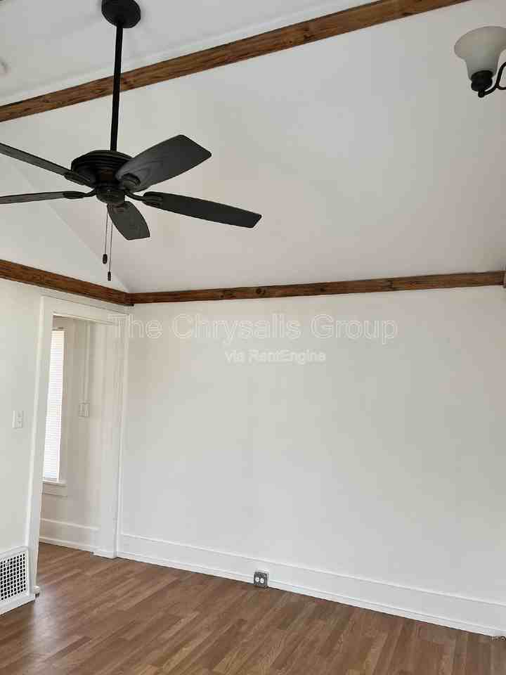 537 1/2 Bucklin St - Photo 2 of 12