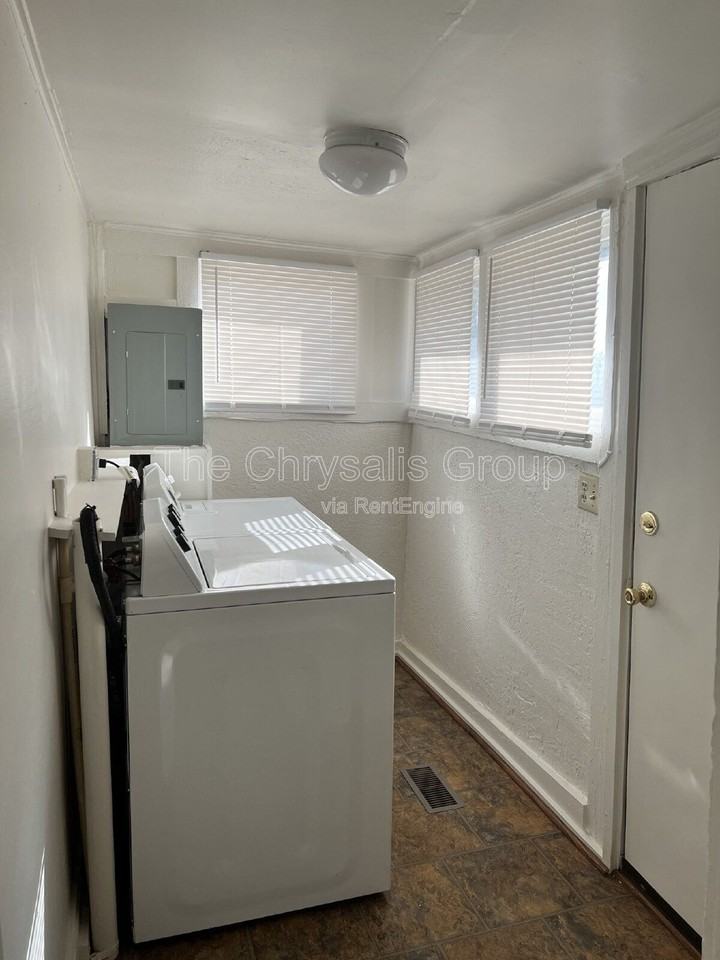 537 1/2 Bucklin St - Photo 7 of 12