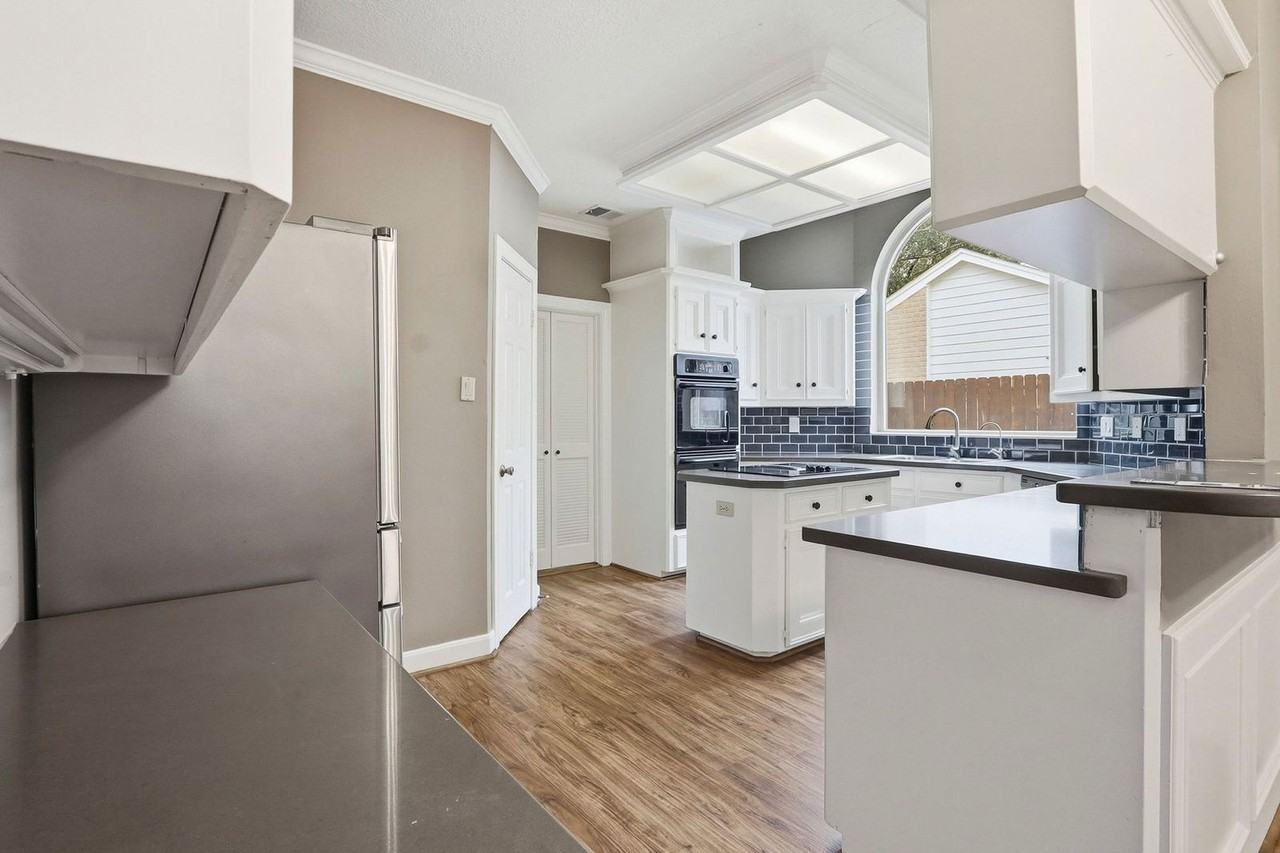 11930 Carriage Hill Dr - Photo 5 of 26