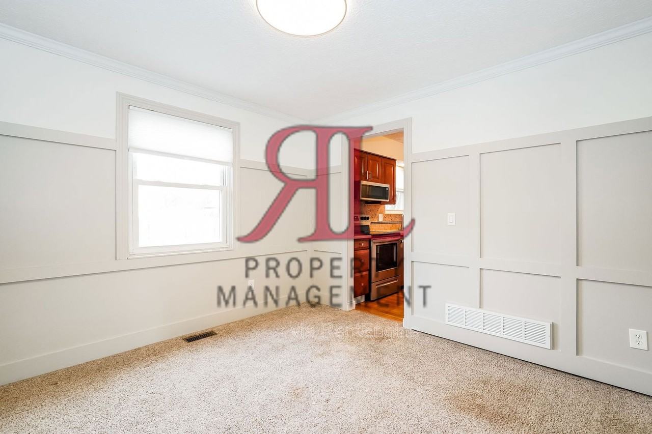 856 Humboldt Dr W - Photo 7 of 23