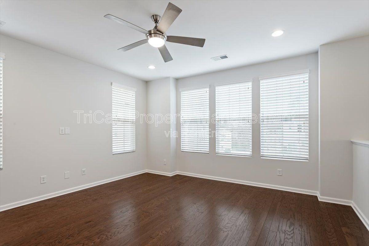 1409 Luxor Dr - Photo 4 of 20