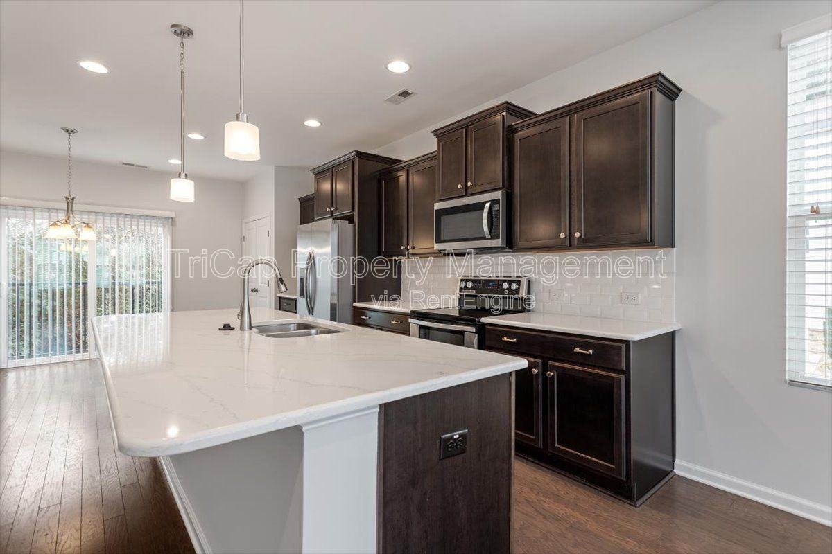 1409 Luxor Dr - Photo 7 of 21
