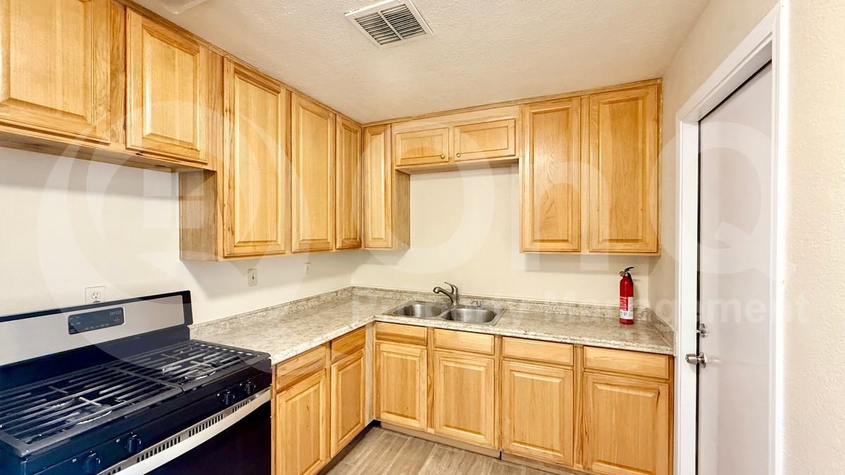 3835 W Holly St - Photo 2 of 19