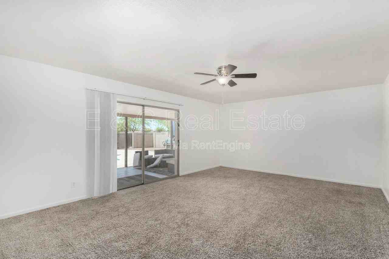 3418 S Oak St - Photo 7 of 40