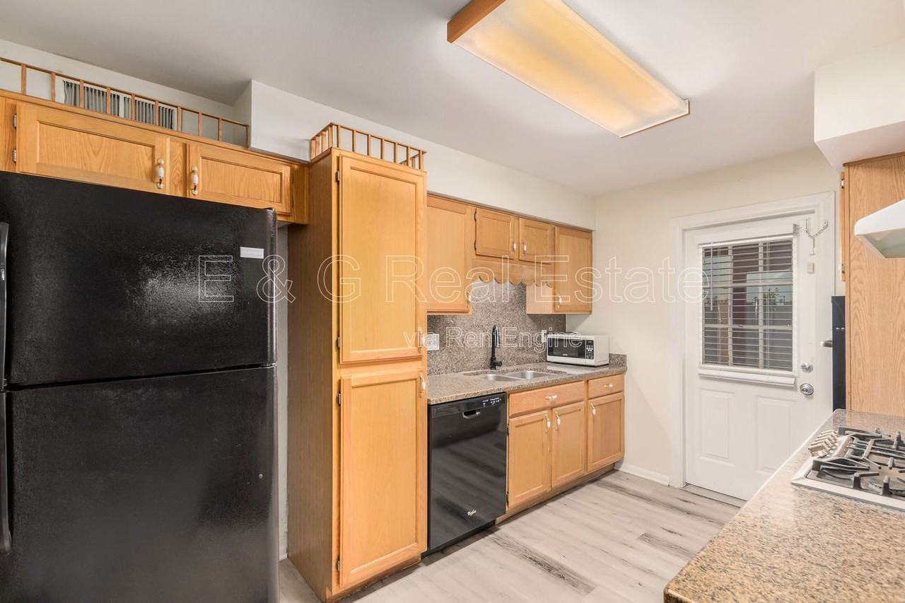 1136 W 12th St - Photo 2 of 36