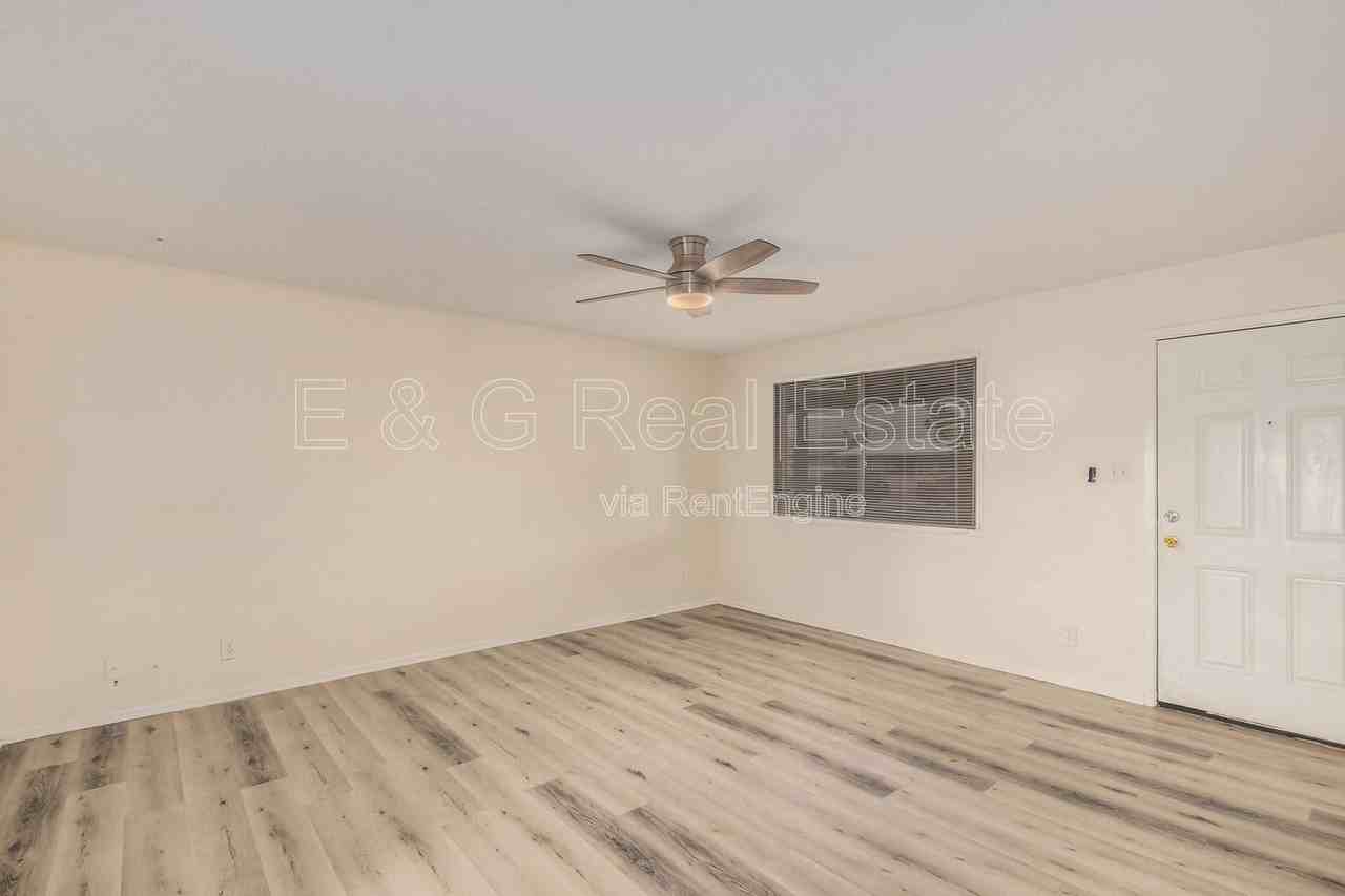 1136 W 12th St - Photo 3 of 36