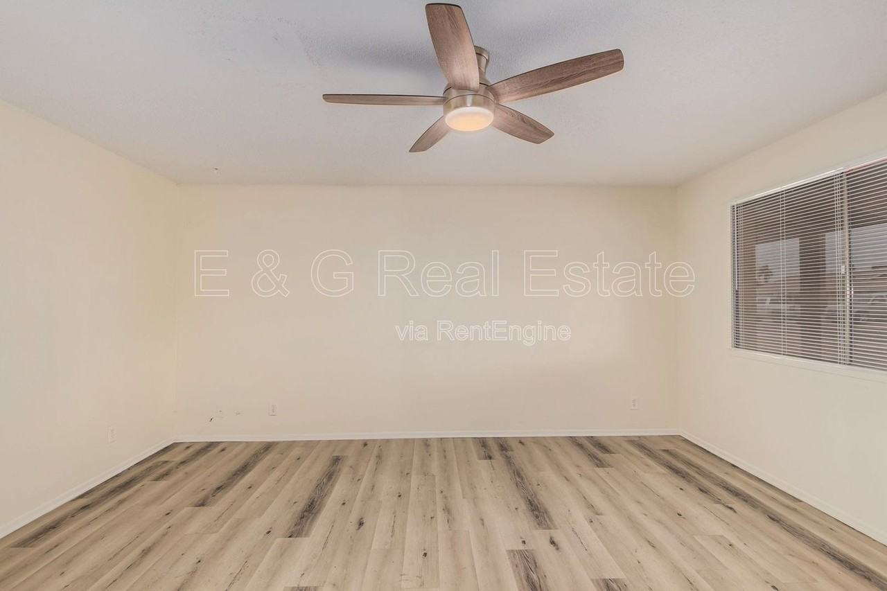 1136 W 12th St - Photo 4 of 36