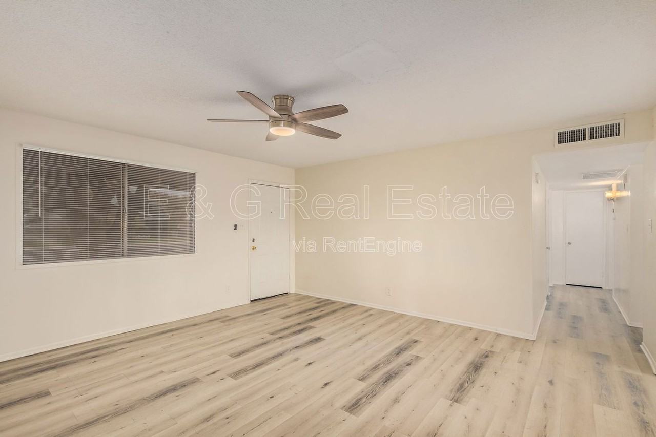 1136 W 12th St - Photo 5 of 36