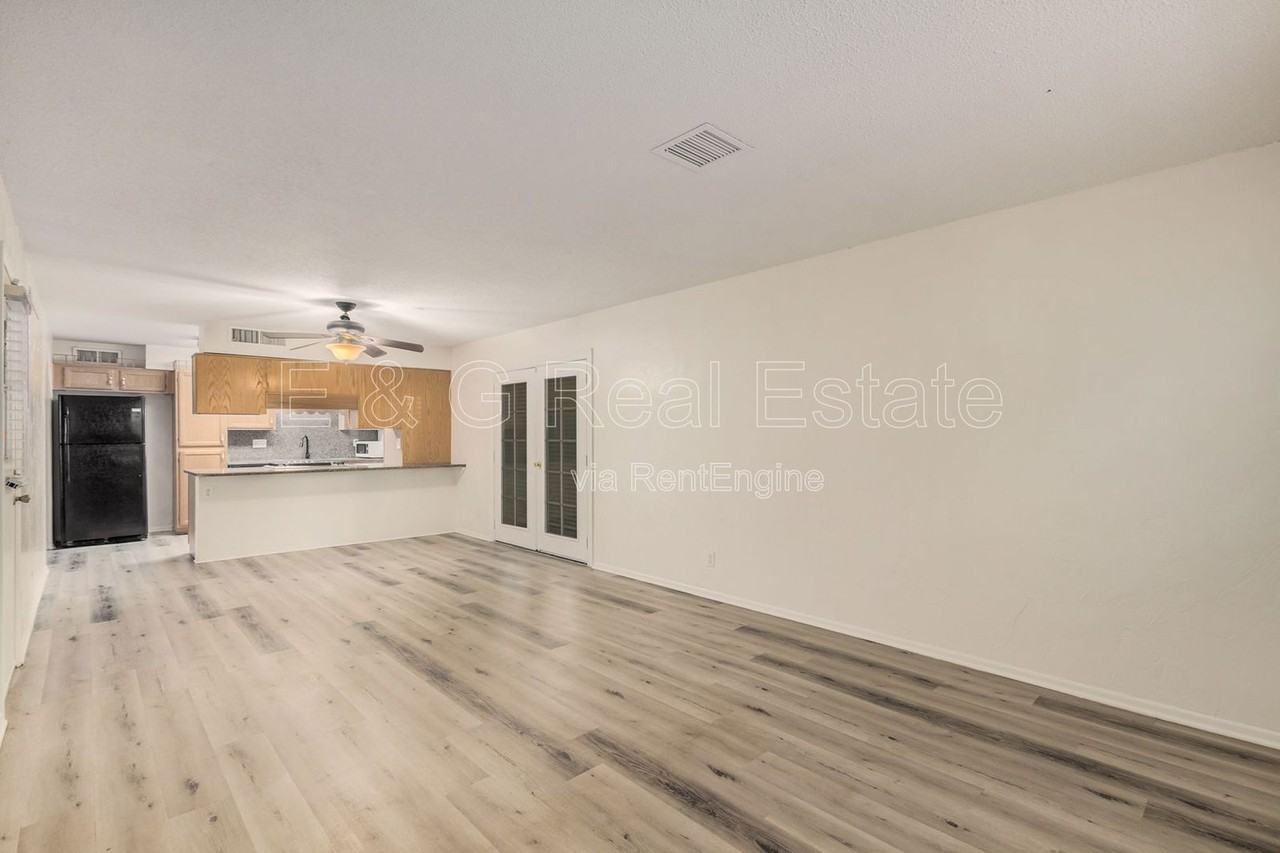 1136 W 12th St - Photo 6 of 36