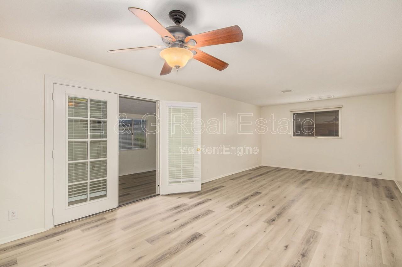 1136 W 12th St - Photo 7 of 36