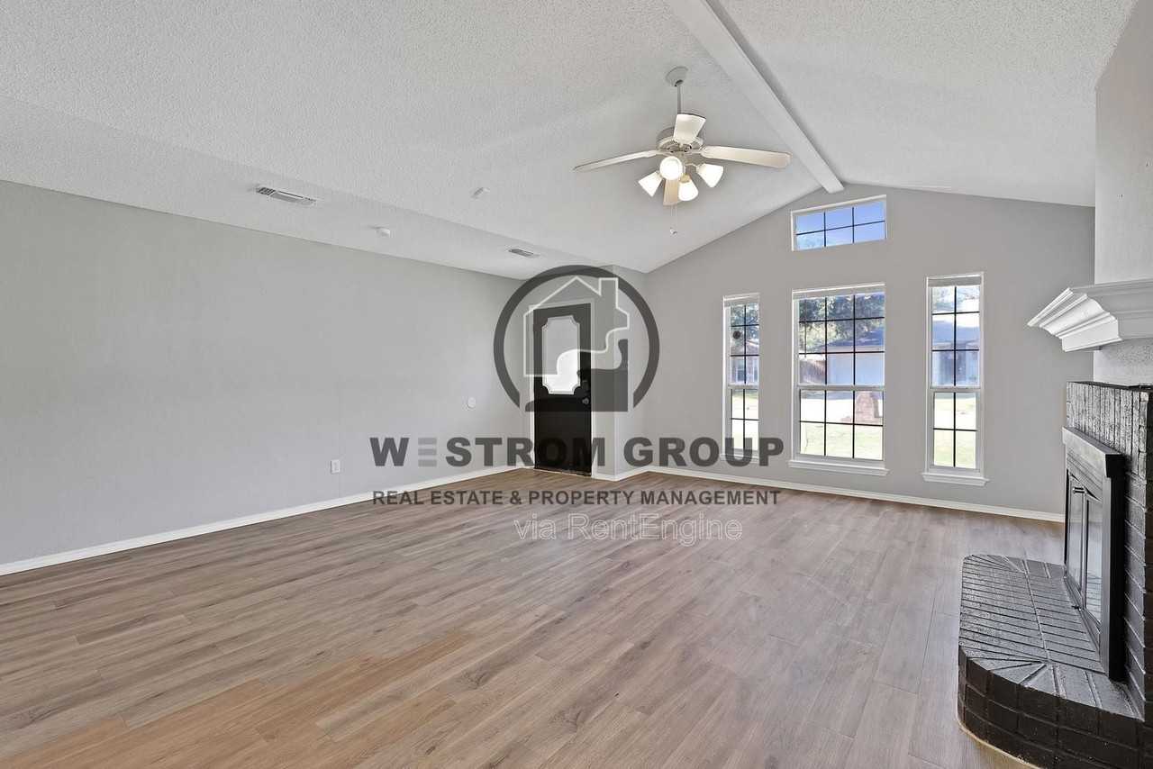 1115 Stone Creek Dr - Photo 5 of 18