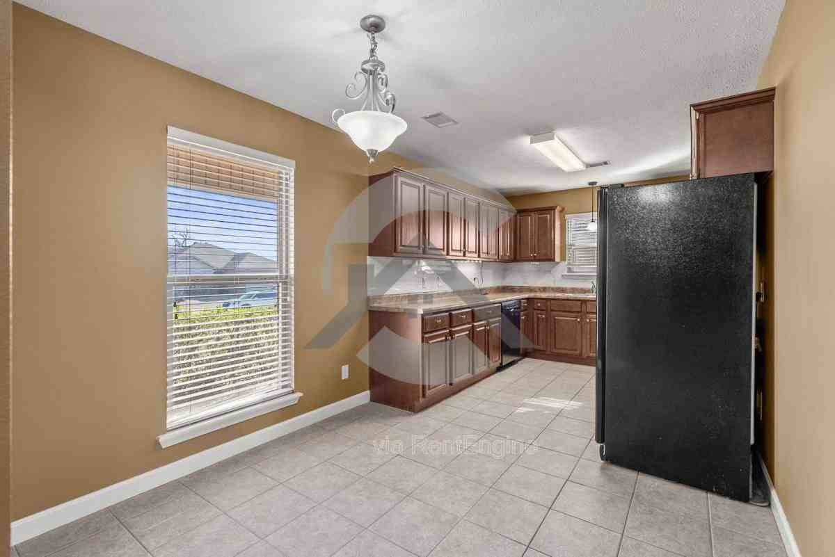 2235 Linda Dr - Photo 3 of 10