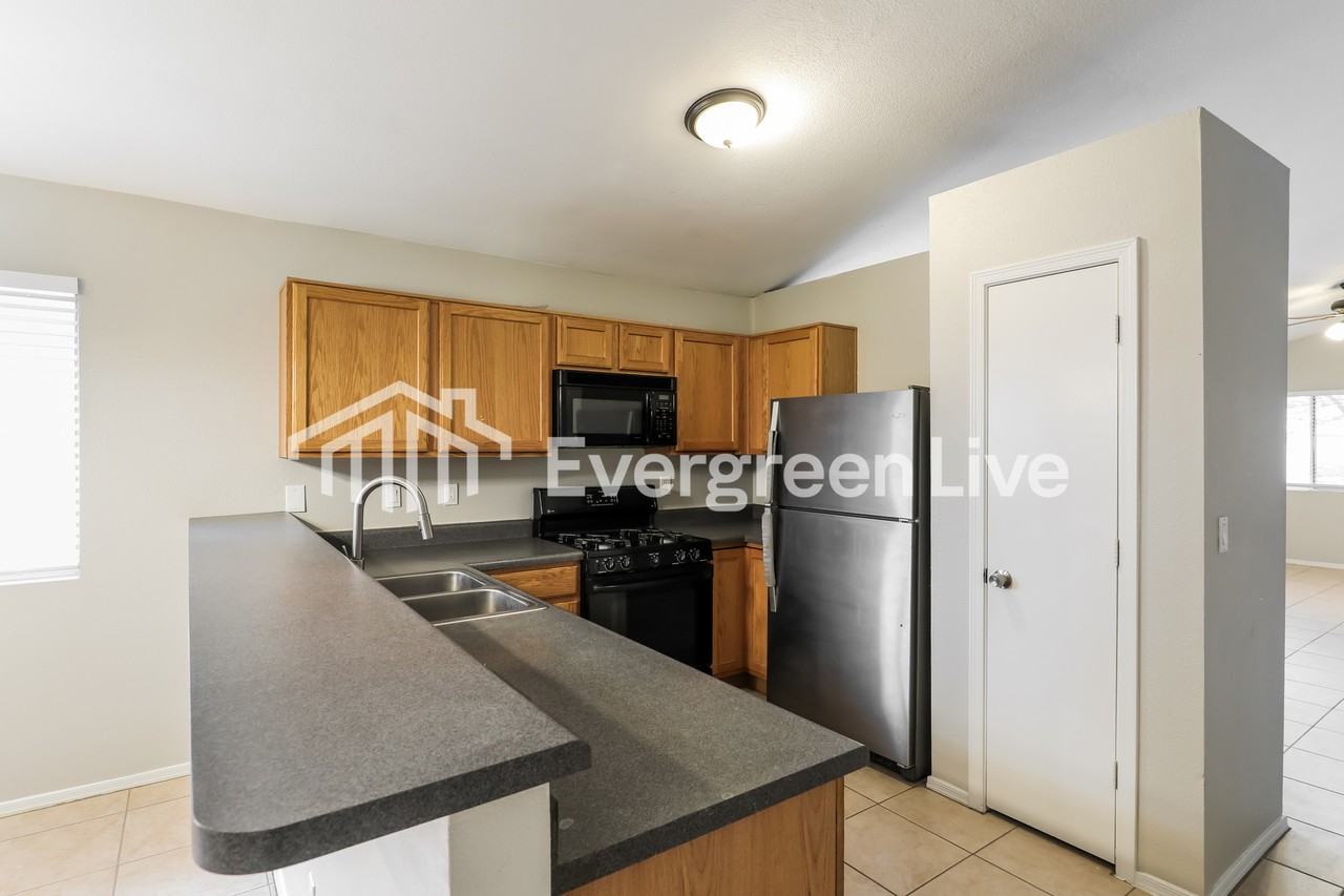 1654 E Saint Apollonia St - Photo 6 of 15