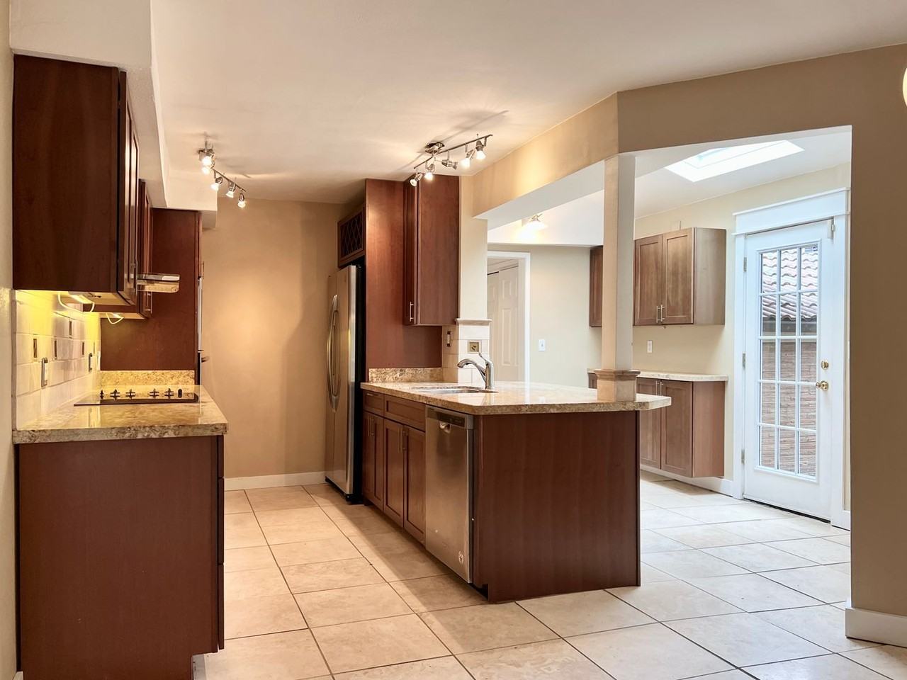 10340 Fischer Pl Ne - Photo 3 of 26