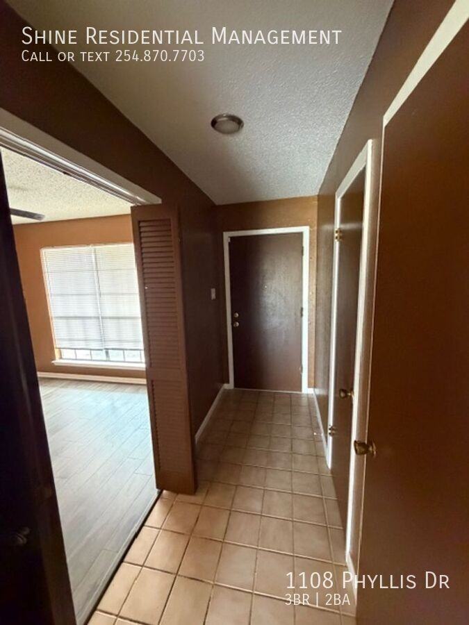 1108 Phyllis Dr - Photo 3 of 32